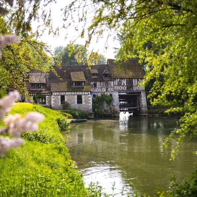 photo du Moulin d'Andé et de la seine au printemps