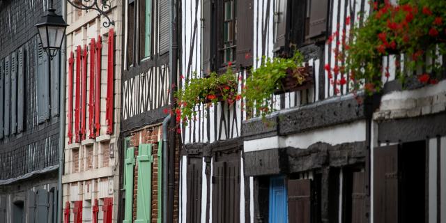 Photo d'une rue de maisons à colombages Normande à Louviers