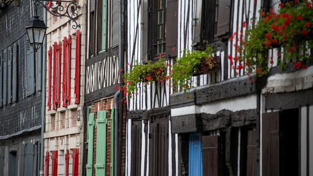 Photo d'une rue de maisons à colombages Normande à Louviers