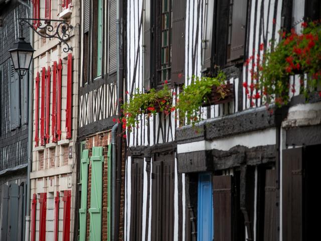 Photo d'une rue de maisons à colombages Normande à Louviers