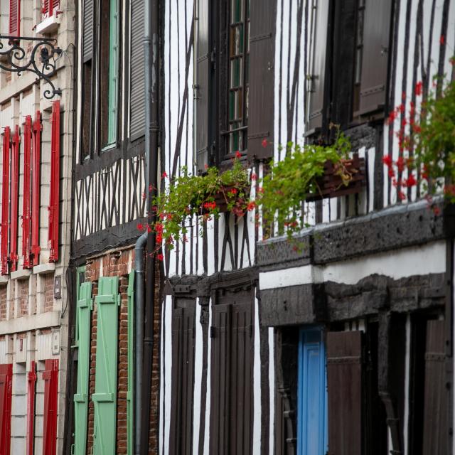 Photo d'une rue de maisons à colombages Normande à Louviers