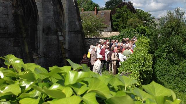 visiteurs admirant la vue depuis l'Eglise notre dame des arts de Pont de l'arche