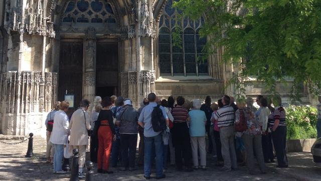 groupe de visiteurs devant l'Eglise Notre Dame des Arts de Pont de l'Arche