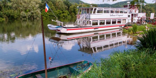 Bateau croisière Guillaume le conquérant et barque sur la seine à Poses en Normandie