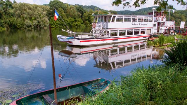 Bateau croisière Guillaume le conquérant et barque sur la seine à Poses en Normandie