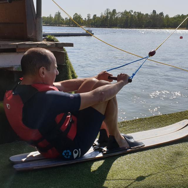 Homme équipé d'un gilet de sauvetage au départ du téléski nautique du lac de Poses en Normandie