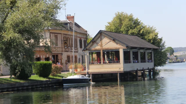 Photo de la salle sur pilotis du restaurant l'Auberge du Halage en bord de seine à Poses.