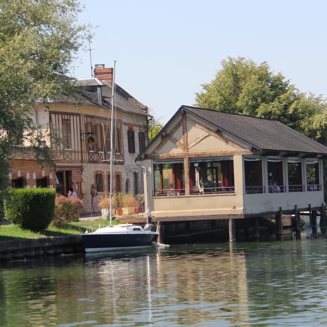 Photo de la salle sur pilotis du restaurant l'Auberge du Halage en bord de seine à Poses.