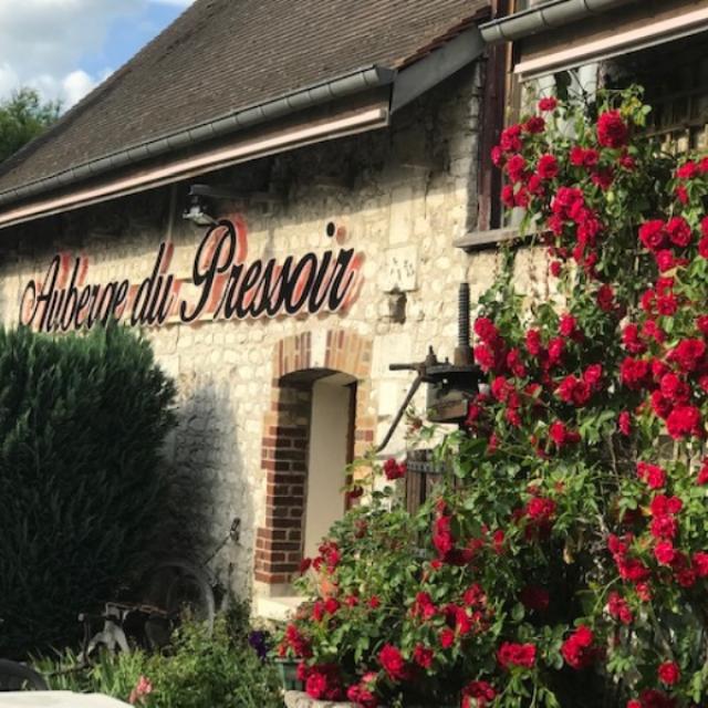 façade de L'auberge Du Pressoir avec ses roses rouges