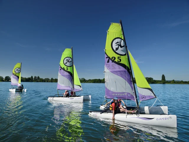 3 catamarans qui naviguent en été sur le lac de la base des loisisrs de Léry-Poses en Seine-Eure en Normandie