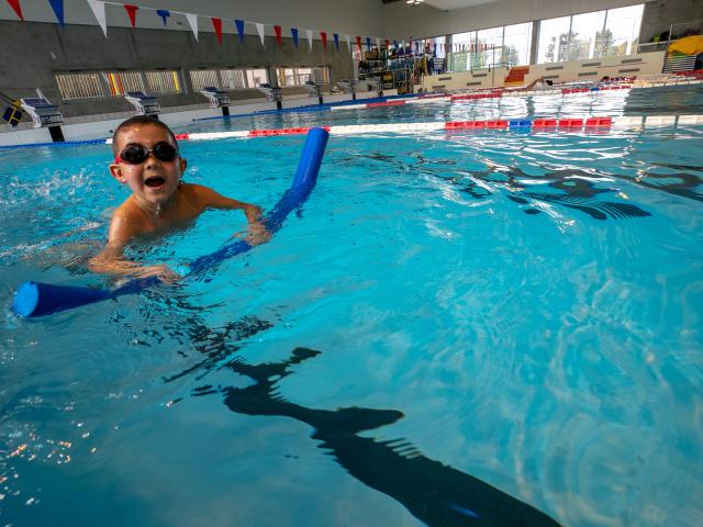 enfant avec bouée se baignant dans la piscine caseo à Louviers en Normandie