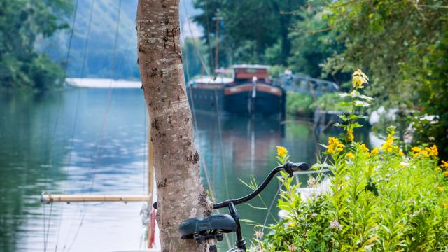 bateaux sur seine et Vélo et sur le chemin de halage de Poses en été en Normandie