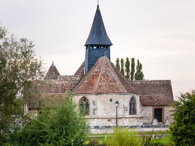 Eglise de Portejoie depuis la Seine en Normandie