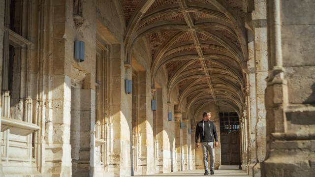 Homme marchant dans la Galerie du Château de Gaillon de l'Eure en Normandie