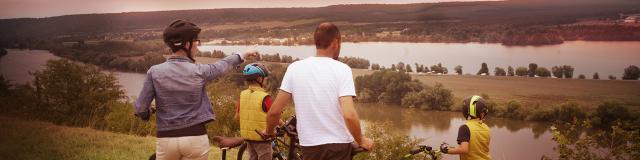 famille à vélo admirant le Panorama sur la Seine un lac dans l'Eure en Normandie