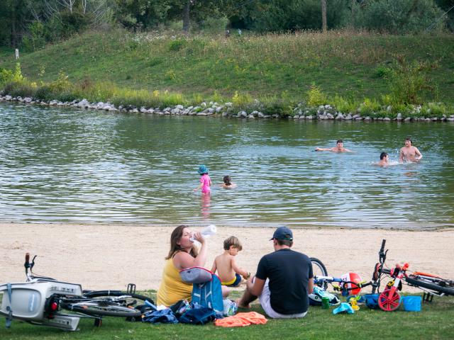 famille à vélo faisant une pause au bord du lac de Léry-Poses dans l'Eure en Normandie