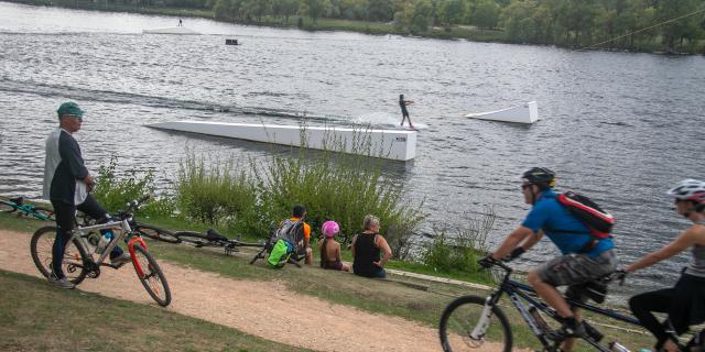 cyclistes en vélo et télé ski au lac de la base des loisirs de léry-poses en Normandie dans l'Eure