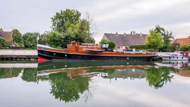 Bateau amarré sur la seine au Musée de la batellerie à Poses en Normandie