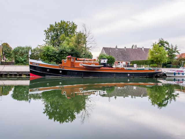 Bateau amarré sur la seine au Musée de la batellerie à Poses en Normandie