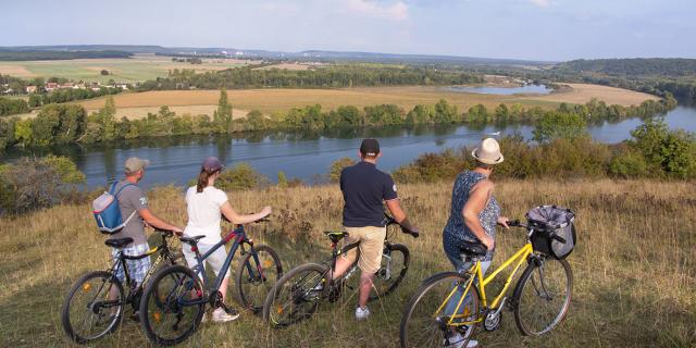 famille à vélo admirant par temps bleu le panorama sur la seine de Vironvay dans l'Eure en Normandie