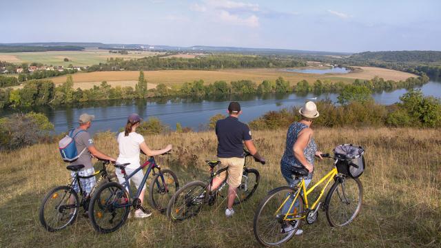 famille à vélo admirant par temps bleu le panorama sur la seine de Vironvay dans l'Eure en Normandie