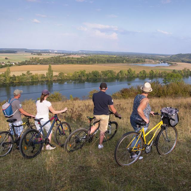 famille à vélo admirant par temps bleu le panorama sur la seine de Vironvay dans l'Eure en Normandie