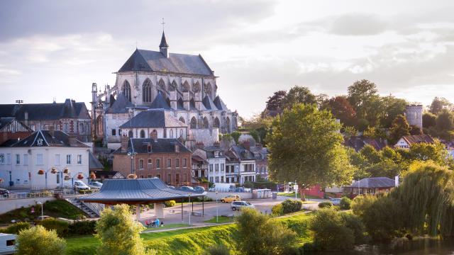 Vue de Pont-de-l'Arche avec son Eglise et de l'Eure