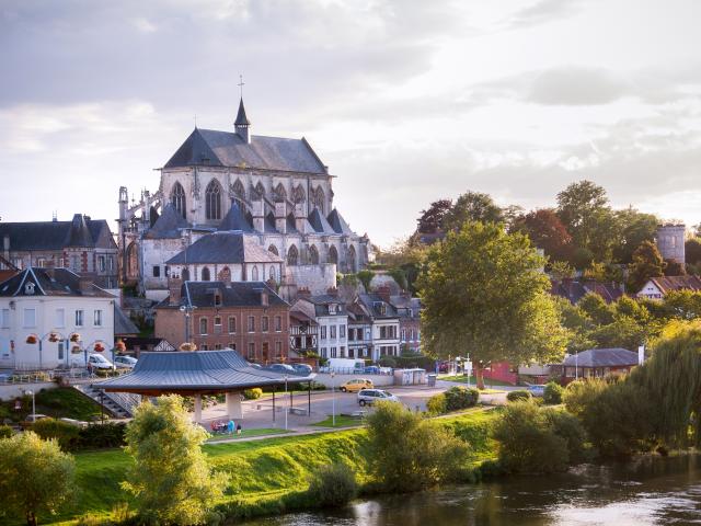 Vue de Pont-de-l'Arche avec son Eglise et de l'Eure