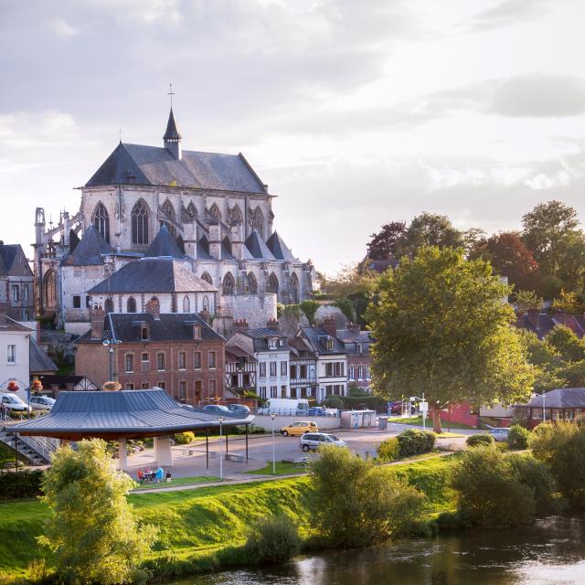 Vue de Pont-de-l'Arche avec son Eglise et de l'Eure