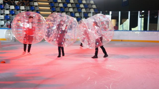 Photo d'adolescents jouant au bubble foot sur glace à la patinoire Glaceo de Louviers dans l'Eure en Normandie