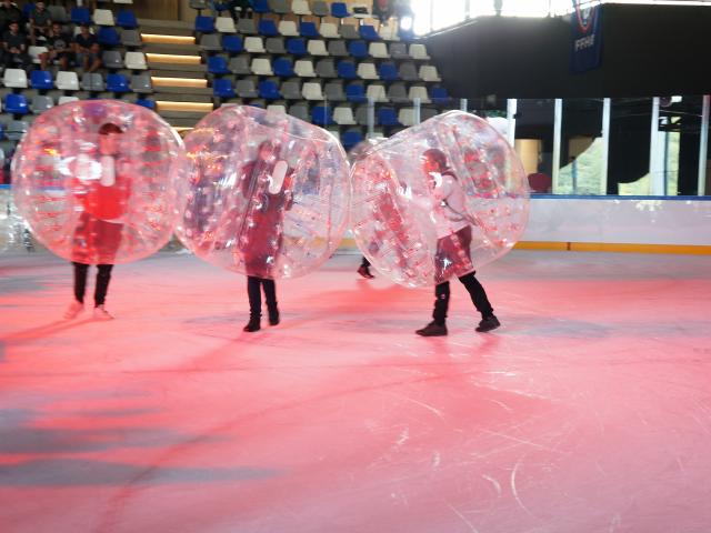 Photo d'adolescents jouant au bubble foot sur glace à la patinoire Glaceo de Louviers dans l'Eure en Normandie