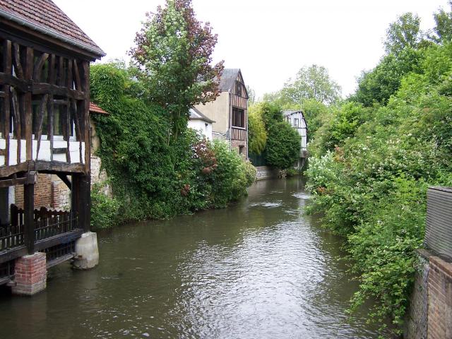 Photo d'un Canal De L'Eure Traversant la ville de Louviers dans l'Eure en Normandie