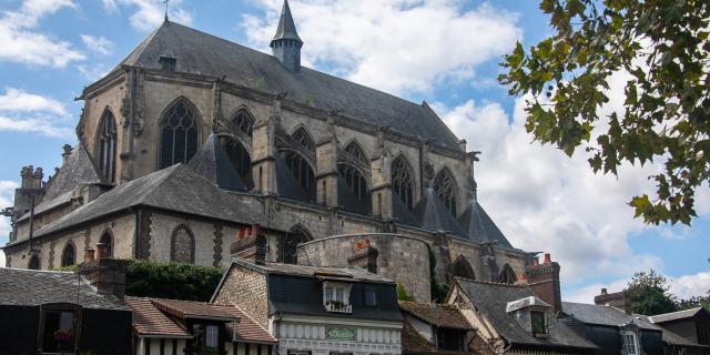 vue sur l'Eglise notre dame des arts et sur une rue de maisons normandes à Pont de l'Arche dans l'Eure en Normandie