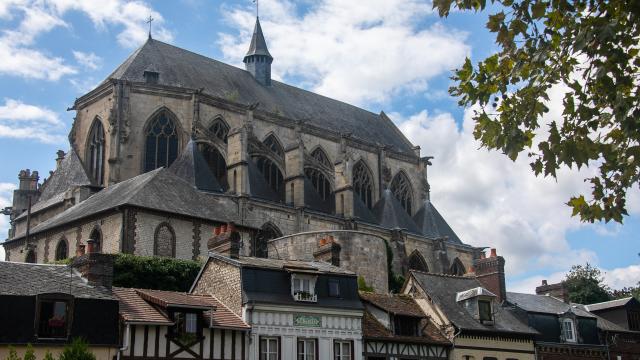 vue sur l'Eglise notre dame des arts et sur une rue de maisons normandes à Pont de l'Arche dans l'Eure en Normandie