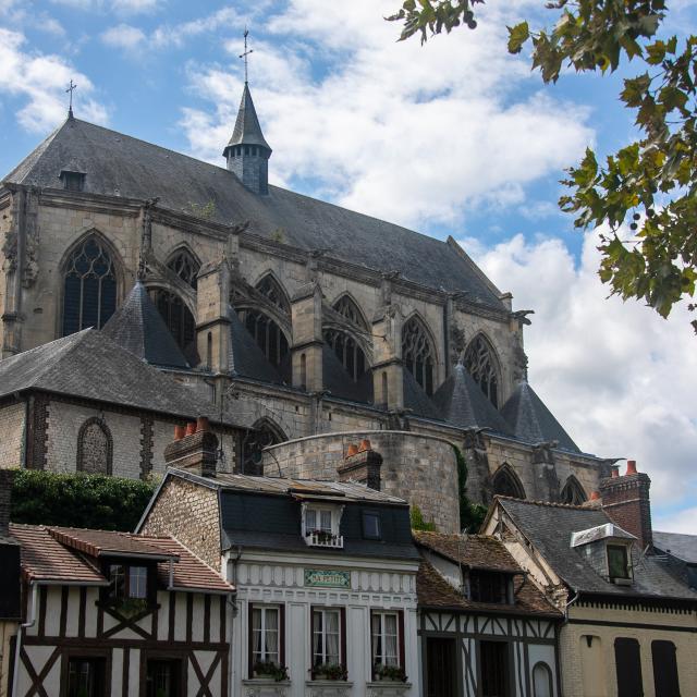 vue sur l'Eglise notre dame des arts et sur une rue de maisons normandes à Pont de l'Arche dans l'Eure en Normandie