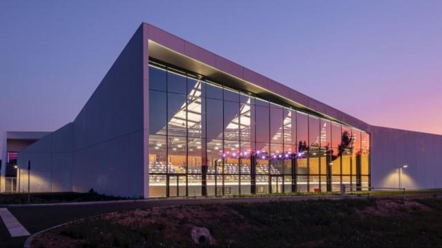 Façace De La Patinoire Glacéo durant la tombée de la nuit à Louviers dans l'Eure en Normandie