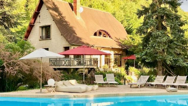 Façade et piscine De La Villa Côté Rivière En Normandie