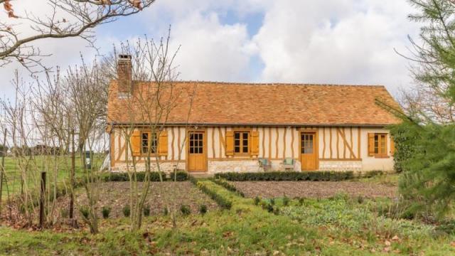 Façade Du Gîte De France L'orée Des Bois en Normandie