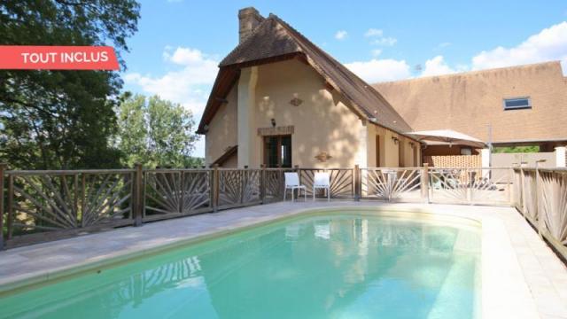 Façade et piscine Du Gîte de France Le Clos De La Clotine