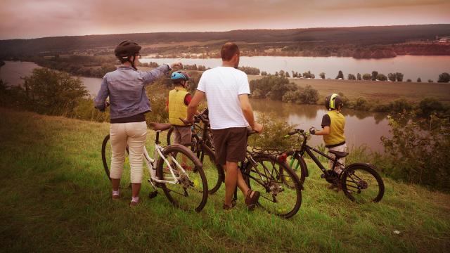 Panorama de la seine et de l'Eure en Normandie admiré par une famille à vélo