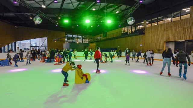 photo de personnes patinant sur la piste de patinage disco de la patinoire Glaceo de Louviers dans l'Eure en Normandie