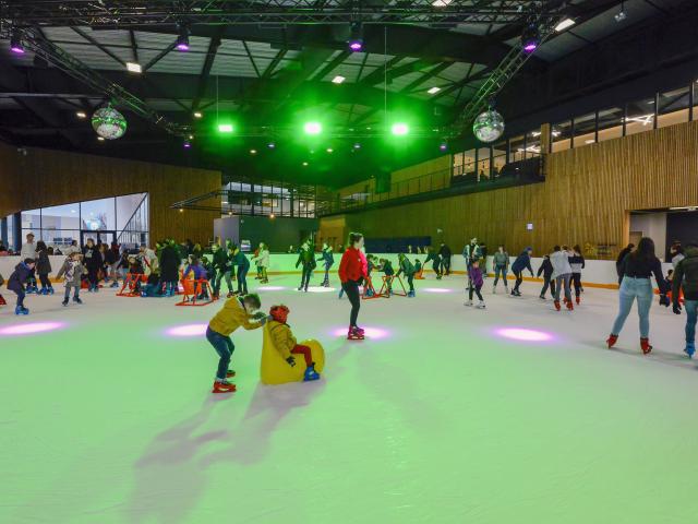 photo de personnes patinant sur la piste de patinage disco de la patinoire Glaceo de Louviers dans l'Eure en Normandie