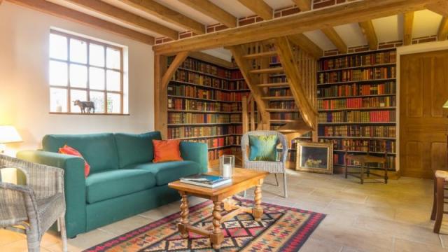 décoration de Salon et bibliothèque Du Gîte De France L'orée Des Bois en Normandie