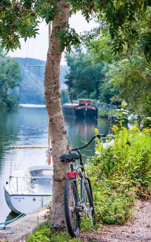 Vélo et vue sur seine depuis le Chemin De Halage De Poses dans l'Eure en Normandie