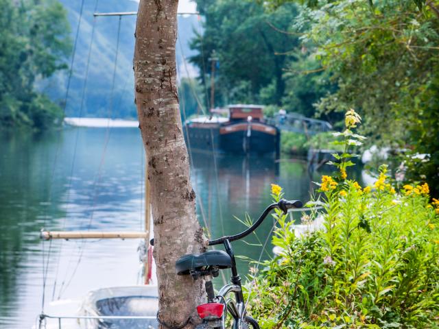 Vélo et vue sur seine depuis le Chemin De Halage De Poses dans l'Eure en Normandie