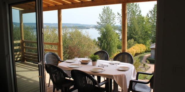 Vue Sur La terrasse des cotages et sur le Lac De La Base Des Loisirs De Léry Poses