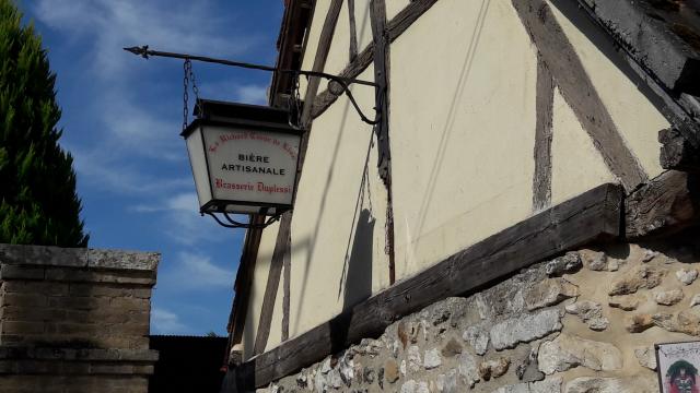 enseigne et devanture en colombages de la Brasserie Duplessi