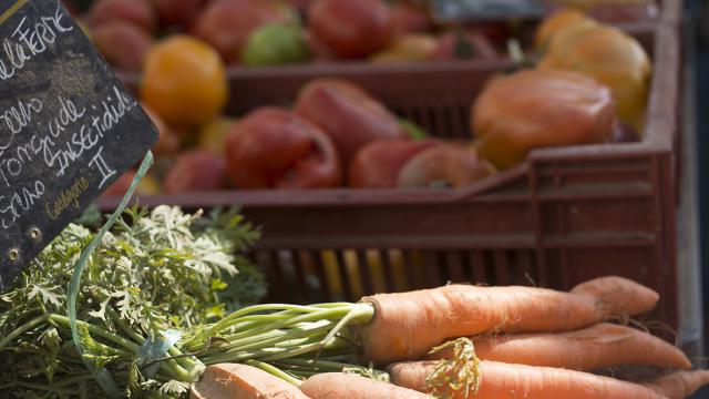 carottes et poivrons sur le marché de Gaillon