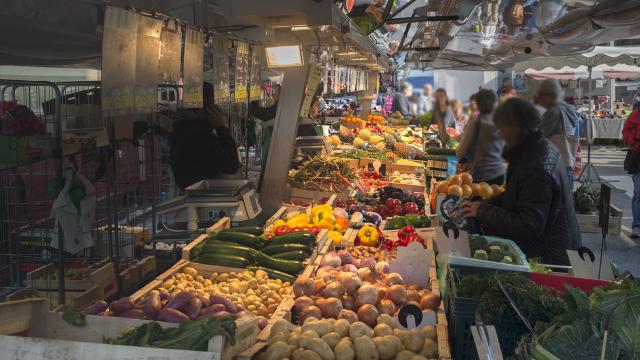 fruits et légumes dans les stands du Marché De Gaillon