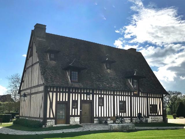 Façade du Manoir du Surville, maison Normande en pan de bois dans l'Eure en Normandie